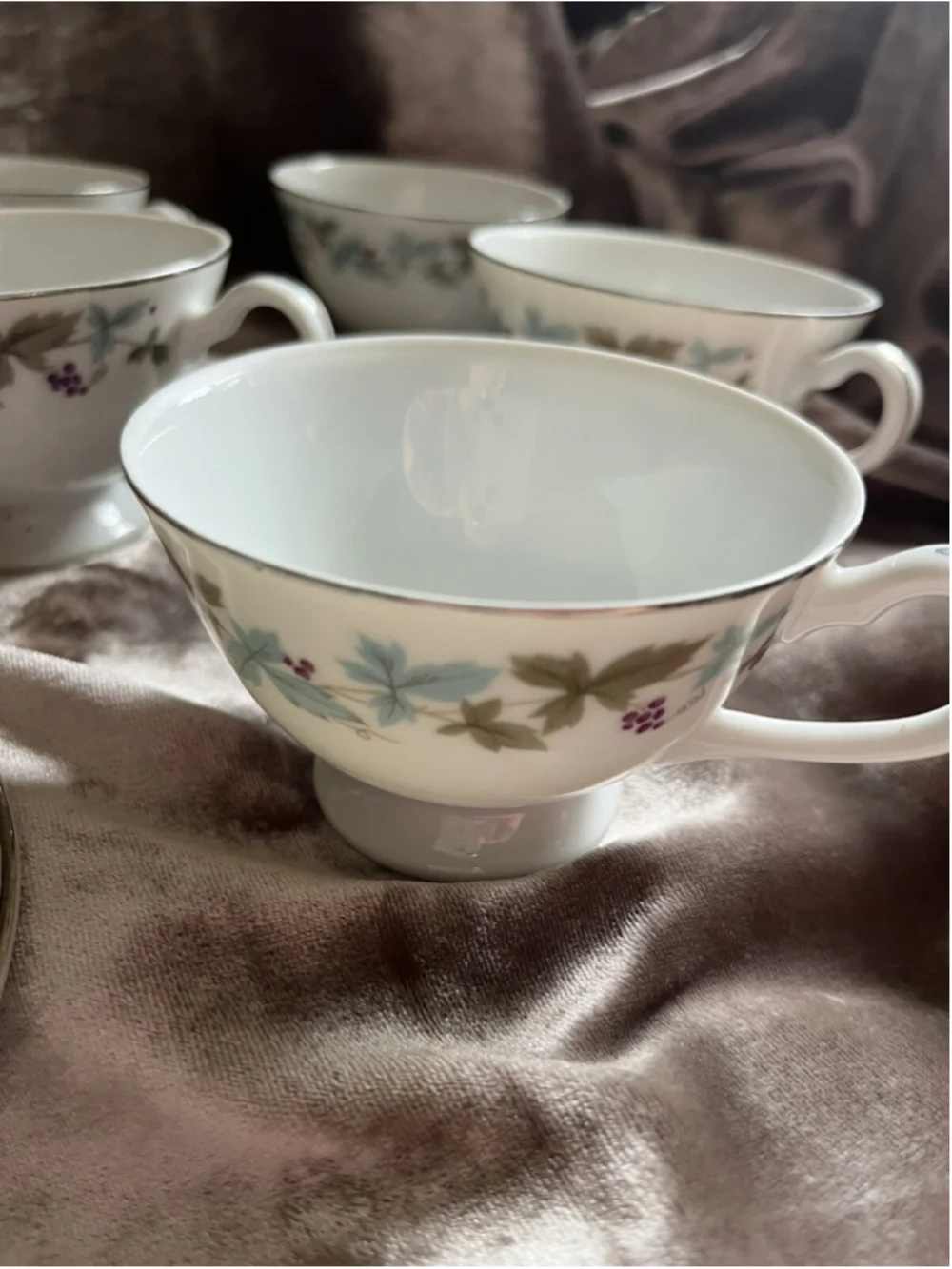 6 Vintage Fine China Japan 6701 Grape Pattern Cups & Saucers. 4 Sets plus 2 cups